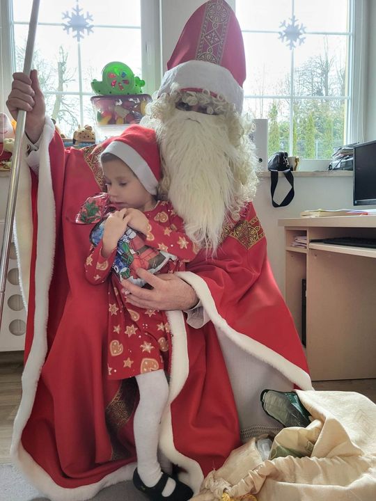 Mikołaj w asyście Śnieżynek rozdał już prezenty. Zawitał do PSONI w Tomaszowie Lub. [ZDJĘCIA]