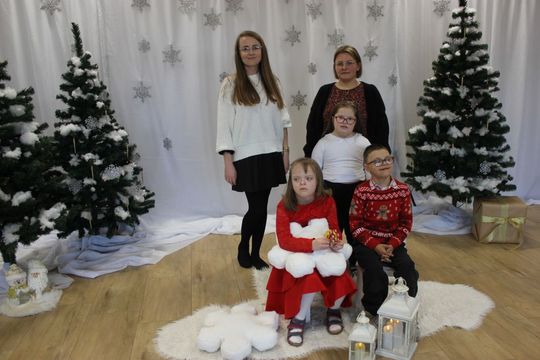 Mikołaj w asyście Śnieżynek rozdał już prezenty. Zawitał do PSONI w Tomaszowie Lub. [ZDJĘCIA]