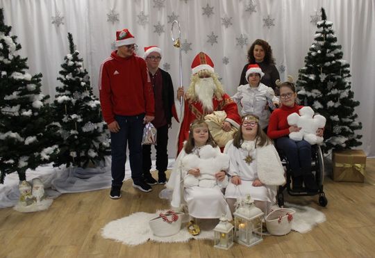 Mikołaj w asyście Śnieżynek rozdał już prezenty. Zawitał do PSONI w Tomaszowie Lub. [ZDJĘCIA]