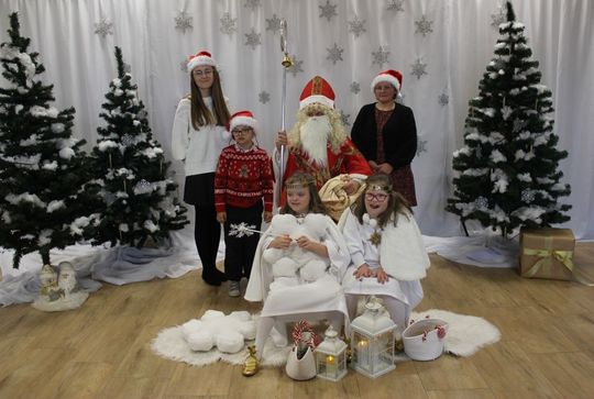 Mikołaj w asyście Śnieżynek rozdał już prezenty. Zawitał do PSONI w Tomaszowie Lub. [ZDJĘCIA]