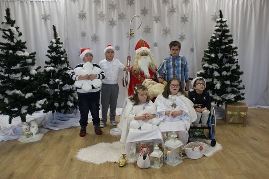 Mikołaj w asyście Śnieżynek rozdał już prezenty. Zawitał do PSONI w Tomaszowie Lub. [ZDJĘCIA]