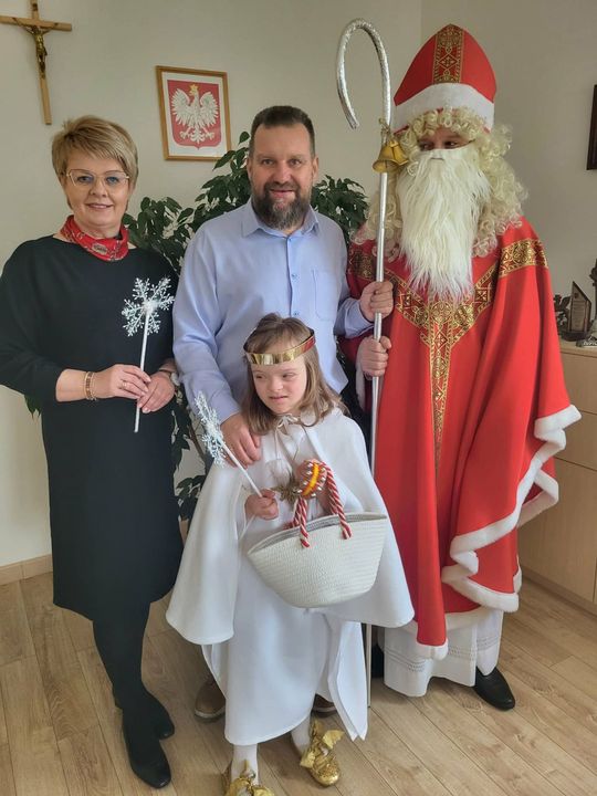 Mikołaj w asyście Śnieżynek rozdał już prezenty. Zawitał do PSONI w Tomaszowie Lub. [ZDJĘCIA]