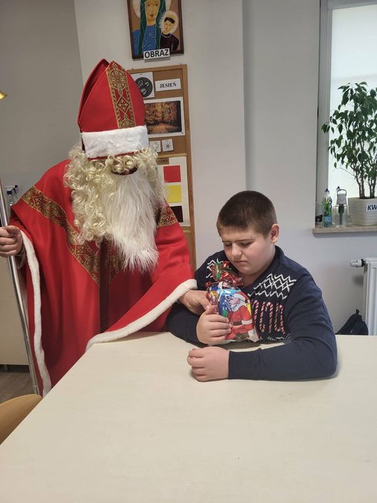 Mikołaj w asyście Śnieżynek rozdał już prezenty. Zawitał do PSONI w Tomaszowie Lub. [ZDJĘCIA]