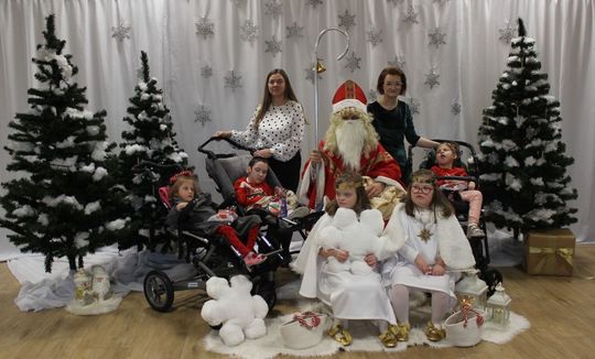 Mikołaj w asyście Śnieżynek rozdał już prezenty. Zawitał do PSONI w Tomaszowie Lub. [ZDJĘCIA]