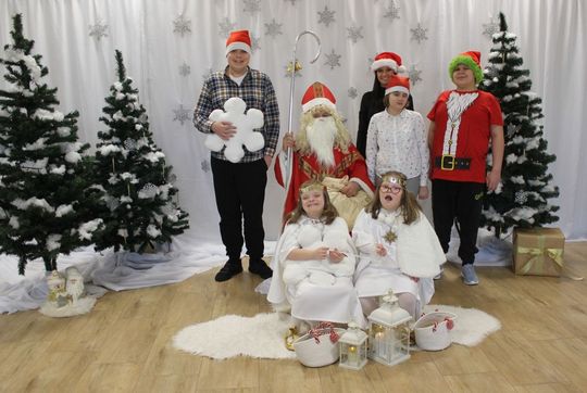 Mikołaj w asyście Śnieżynek rozdał już prezenty. Zawitał do PSONI w Tomaszowie Lub. [ZDJĘCIA]