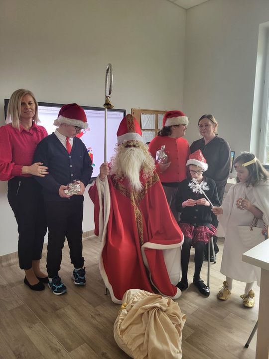 Mikołaj w asyście Śnieżynek rozdał już prezenty. Zawitał do PSONI w Tomaszowie Lub. [ZDJĘCIA]