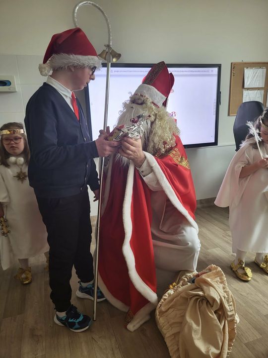 Mikołaj w asyście Śnieżynek rozdał już prezenty. Zawitał do PSONI w Tomaszowie Lub. [ZDJĘCIA]