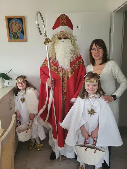 Mikołaj w asyście Śnieżynek rozdał już prezenty. Zawitał do PSONI w Tomaszowie Lub. [ZDJĘCIA]