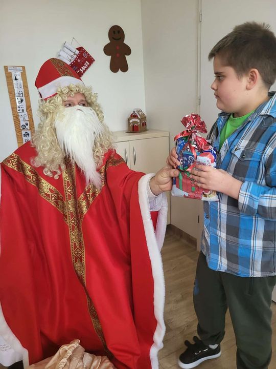 Mikołaj w asyście Śnieżynek rozdał już prezenty. Zawitał do PSONI w Tomaszowie Lub. [ZDJĘCIA]