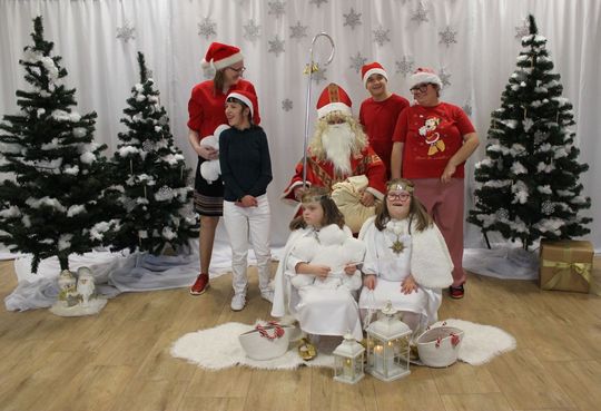 Mikołaj w asyście Śnieżynek rozdał już prezenty. Zawitał do PSONI w Tomaszowie Lub. [ZDJĘCIA]