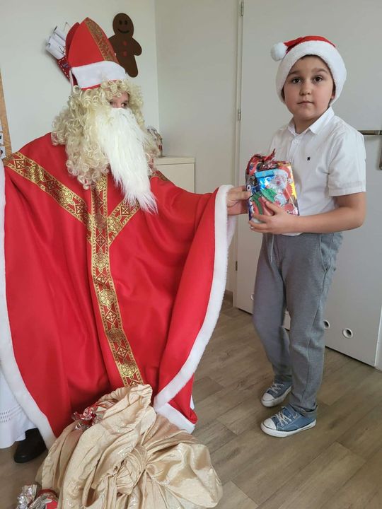 Mikołaj w asyście Śnieżynek rozdał już prezenty. Zawitał do PSONI w Tomaszowie Lub. [ZDJĘCIA]