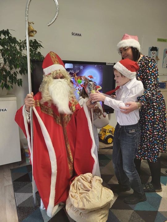 Mikołaj w asyście Śnieżynek rozdał już prezenty. Zawitał do PSONI w Tomaszowie Lub. [ZDJĘCIA]
