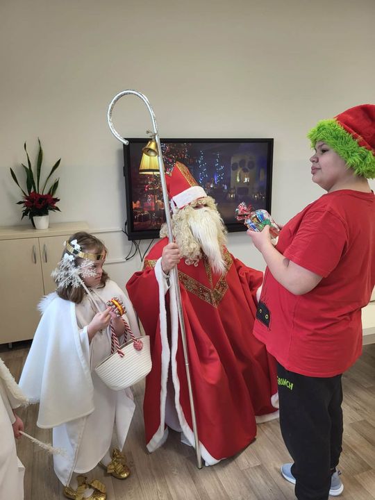 Mikołaj w asyście Śnieżynek rozdał już prezenty. Zawitał do PSONI w Tomaszowie Lub. [ZDJĘCIA]