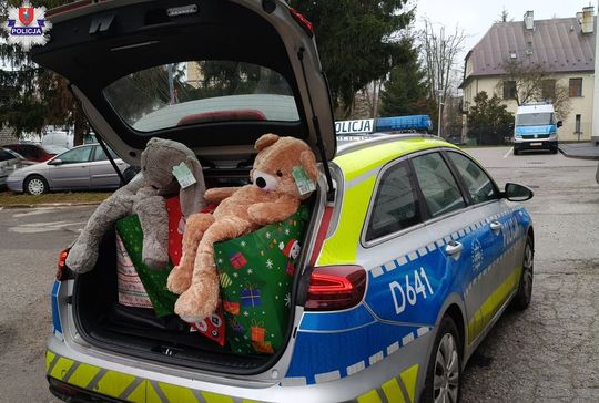 Pluszaki XXL, gry i inne zabawki dla dzieci od Policjantów i pracowników KMP Zamość [ZDJĘCIA]