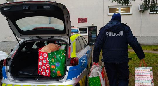 Pluszaki XXL, gry i inne zabawki dla dzieci od Policjantów i pracowników KMP Zamość [ZDJĘCIA]