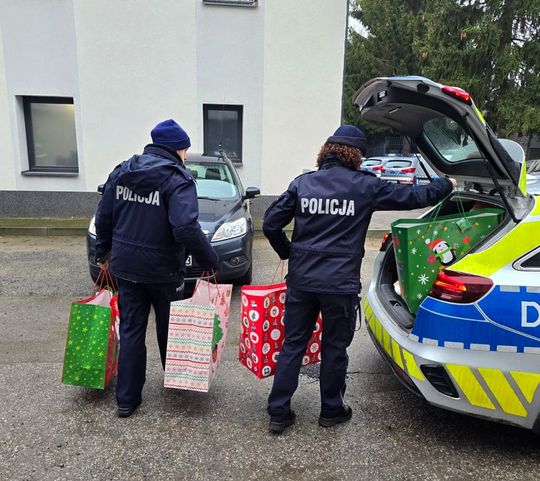 Pluszaki XXL, gry i inne zabawki dla dzieci od Policjantów i pracowników KMP Zamość [ZDJĘCIA]