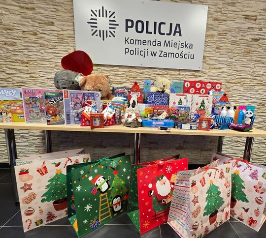 Pluszaki XXL, gry i inne zabawki dla dzieci od Policjantów i pracowników KMP Zamość [ZDJĘCIA]