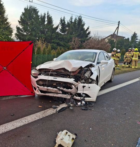 Tragiczny wypadek w Wielączy. Na miejscu zginął 72-latek [ZDJĘCIA]