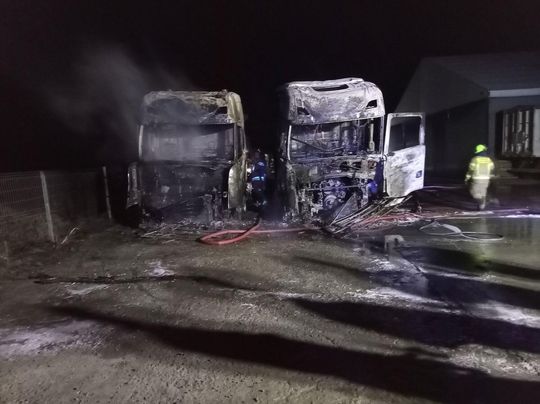 Gm. Łabunie: Pożar samochodów ciężarowych i kombajnu zbożowego [ZDJĘCIA]