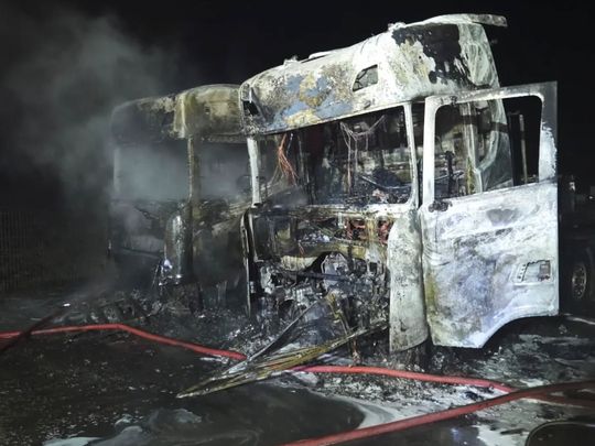 Gm. Łabunie: Pożar samochodów ciężarowych i kombajnu zbożowego [ZDJĘCIA]