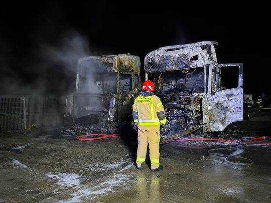 Gm. Łabunie: Pożar samochodów ciężarowych i kombajnu zbożowego [ZDJĘCIA]