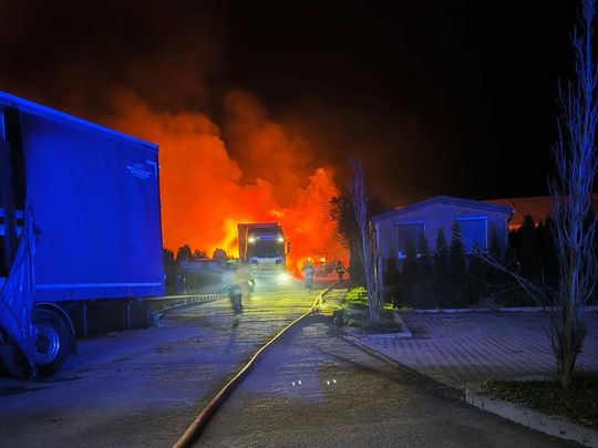 Gm. Łabunie: Pożar samochodów ciężarowych i kombajnu zbożowego [ZDJĘCIA]