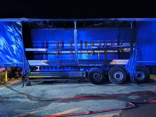 Gm. Łabunie: Pożar samochodów ciężarowych i kombajnu zbożowego [ZDJĘCIA]