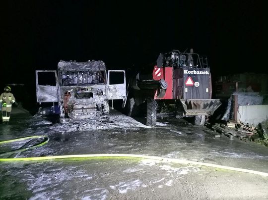 Gm. Łabunie: Pożar samochodów ciężarowych i kombajnu zbożowego [ZDJĘCIA]