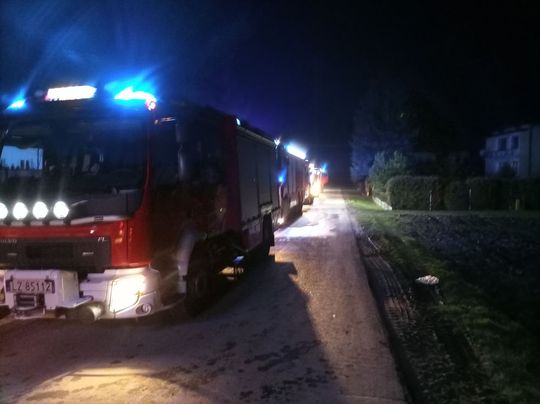 Gm. Łabunie: Pożar samochodów ciężarowych i kombajnu zbożowego [ZDJĘCIA]