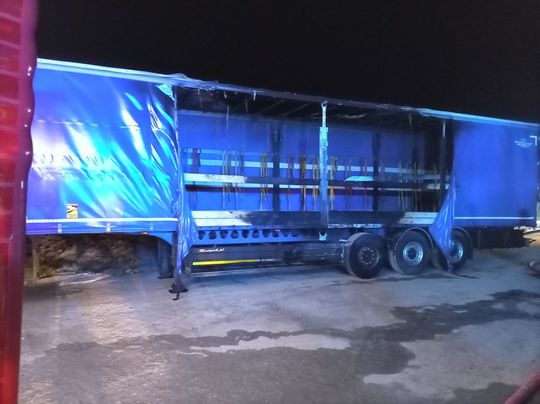 Gm. Łabunie: Pożar samochodów ciężarowych i kombajnu zbożowego [ZDJĘCIA]