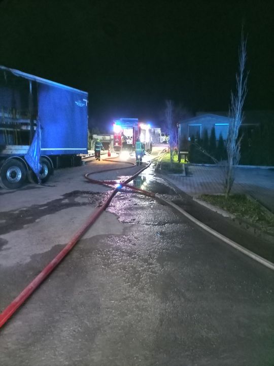 Gm. Łabunie: Pożar samochodów ciężarowych i kombajnu zbożowego [ZDJĘCIA]