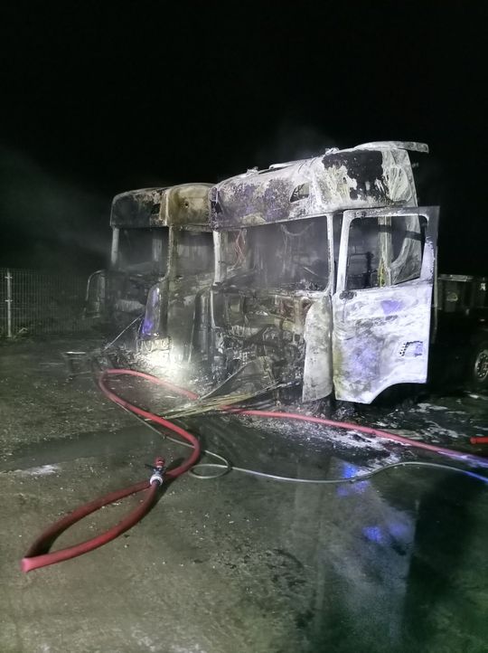 Gm. Łabunie: Pożar samochodów ciężarowych i kombajnu zbożowego [ZDJĘCIA]