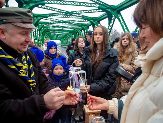 Betlejemskie Światło Pokoju na granicy w Zosinie. Harcerze ZHP przekazali symbol nadziei [ZDJĘCIA]