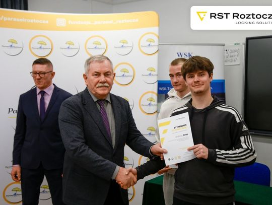 Roman Rak i Fundacja Parasol Roztocza nagradzają uczniów stypendiami [ZDJĘCIA]