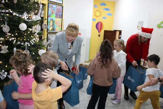 EDP Renewables zrobiła mikołajkowe paczki dla uczniów z gm. Tomaszów [ZDJĘCIA]