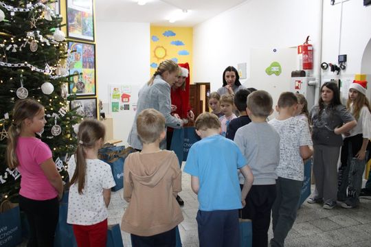 EDP Renewables zrobiła mikołajkowe paczki dla uczniów z gm. Tomaszów [ZDJĘCIA]