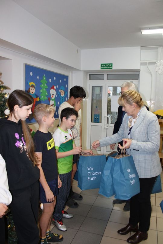 EDP Renewables zrobiła mikołajkowe paczki dla uczniów z gm. Tomaszów [ZDJĘCIA]