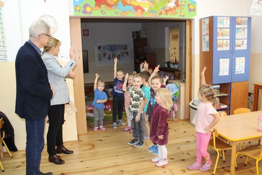 EDP Renewables zrobiła mikołajkowe paczki dla uczniów z gm. Tomaszów [ZDJĘCIA]