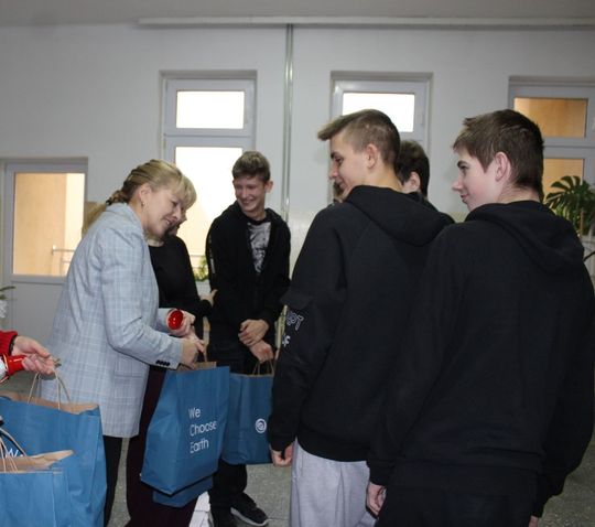 EDP Renewables zrobiła mikołajkowe paczki dla uczniów z gm. Tomaszów [ZDJĘCIA]