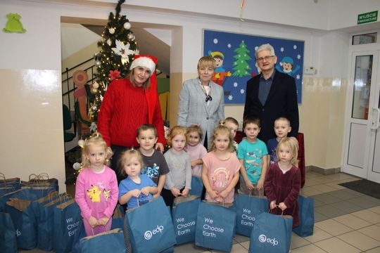 EDP Renewables zrobiła mikołajkowe paczki dla uczniów z gm. Tomaszów [ZDJĘCIA]