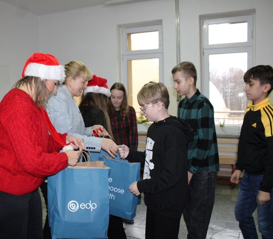 EDP Renewables zrobiła mikołajkowe paczki dla uczniów z gm. Tomaszów [ZDJĘCIA]