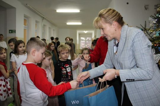 EDP Renewables zrobiła mikołajkowe paczki dla uczniów z gm. Tomaszów [ZDJĘCIA]