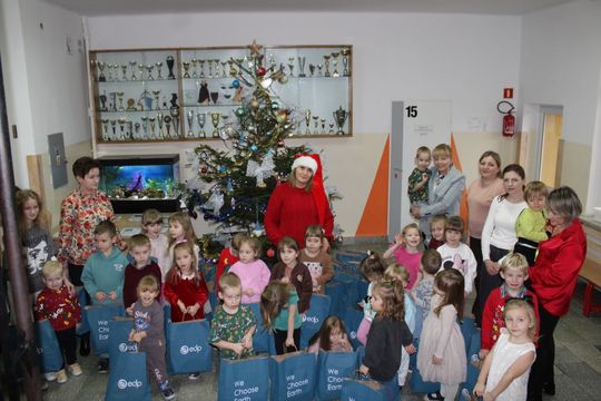 EDP Renewables zrobiła mikołajkowe paczki dla uczniów z gm. Tomaszów [ZDJĘCIA]