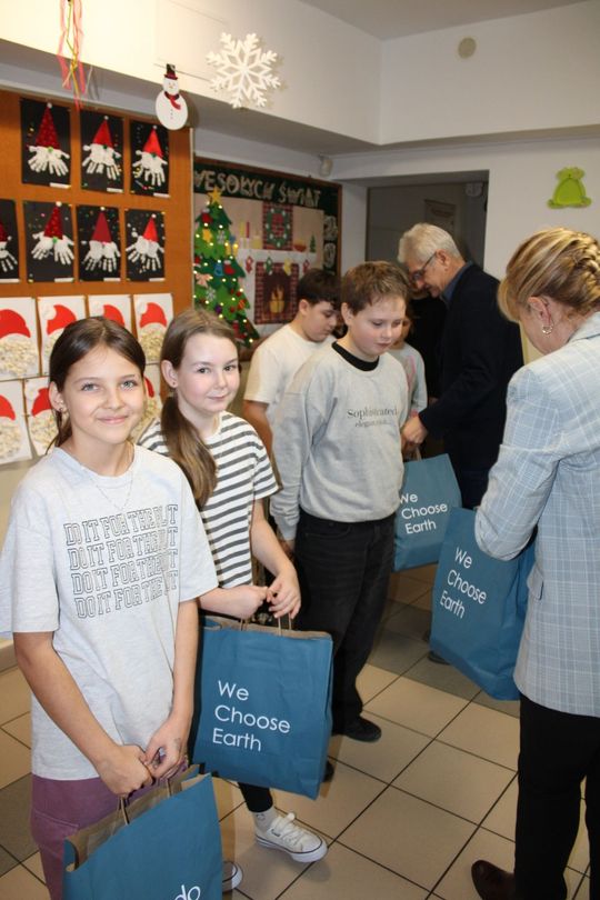 EDP Renewables zrobiła mikołajkowe paczki dla uczniów z gm. Tomaszów [ZDJĘCIA]