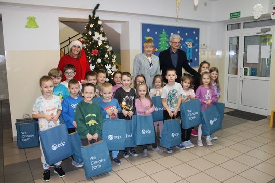 EDP Renewables zrobiła mikołajkowe paczki dla uczniów z gm. Tomaszów [ZDJĘCIA]