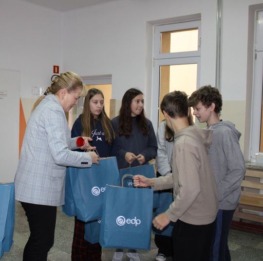 EDP Renewables zrobiła mikołajkowe paczki dla uczniów z gm. Tomaszów [ZDJĘCIA]