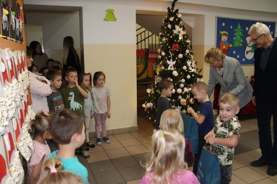 EDP Renewables zrobiła mikołajkowe paczki dla uczniów z gm. Tomaszów [ZDJĘCIA]