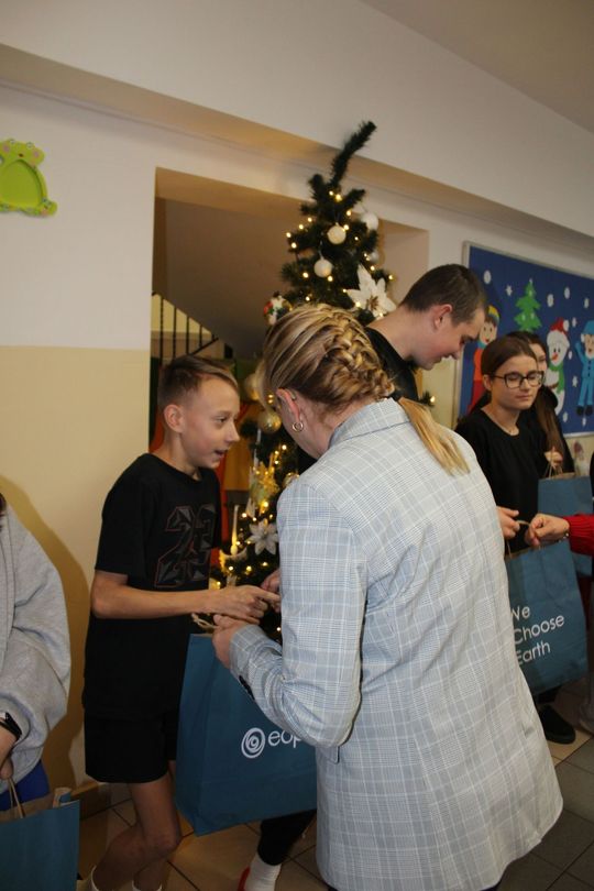 EDP Renewables zrobiła mikołajkowe paczki dla uczniów z gm. Tomaszów [ZDJĘCIA]