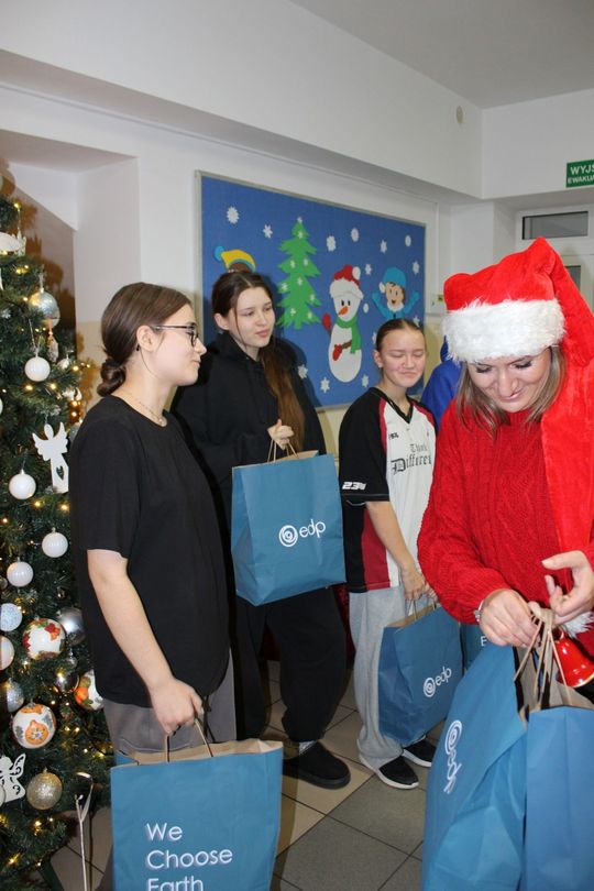 EDP Renewables zrobiła mikołajkowe paczki dla uczniów z gm. Tomaszów [ZDJĘCIA]