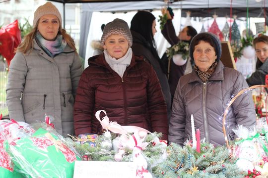 Świąteczny Kiermasz przed Starostwem Powiatowym w Tomaszowie Lubelskim [ZDJĘCIA]